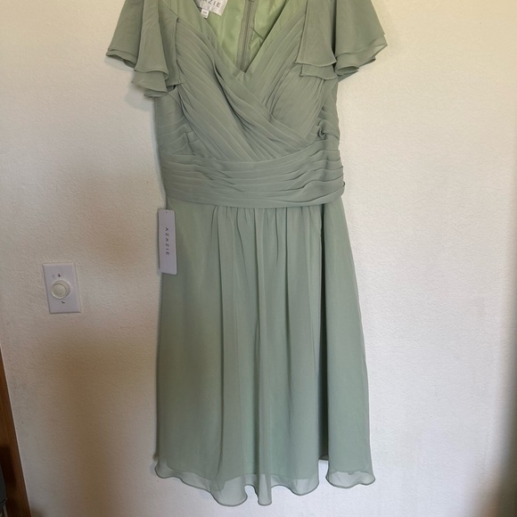 NWT AZAZIE HADLEY
A-Line Pleated Chiffon Knee-Length Dress Dusty Sage A10 - Picture 4 of 9